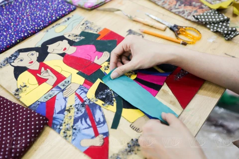 组图：阮秋玄画家将不同材质的布料变成艺术品