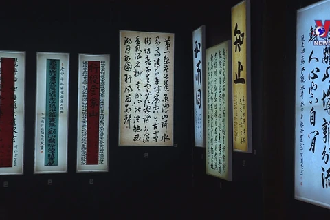 “丹青”书法展将书法艺术和灯光技术融合在一起