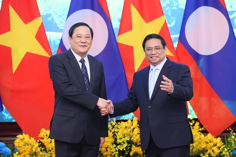 越南政府总理范明政与老挝总理宋赛•西潘敦举行会谈