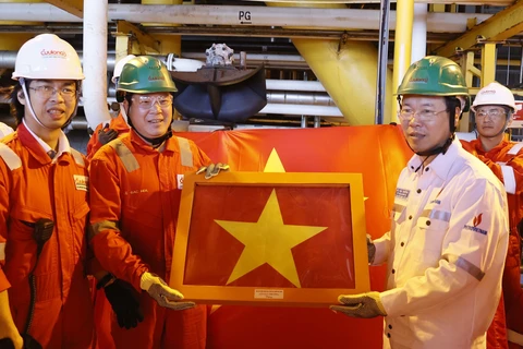 国家主席春节之际走访慰问石油钻井平台上的劳动者