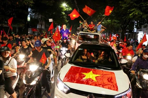 AFF Suzuki Cup 2018：越南各地球迷纷纷涌上街头，欢庆越南国足的胜利 （组图）