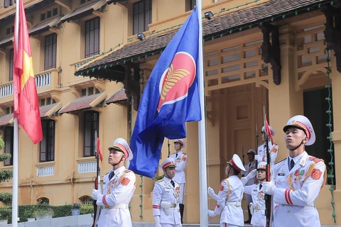 越南外交部举行东盟会旗升旗仪式 庆祝东盟成立52周年（组图）