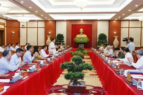 面向越共十三大：中央政治局同河内市委常委会举行工作座谈会
