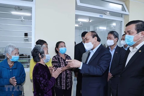 越南政府总理阮春福看望慰问广南省社会保护中心孤儿和老人