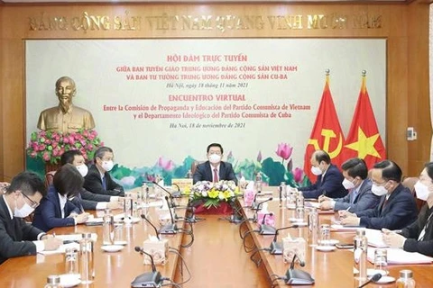 越南共产党中央宣教部与古巴共产党中央思想委员会举行会谈