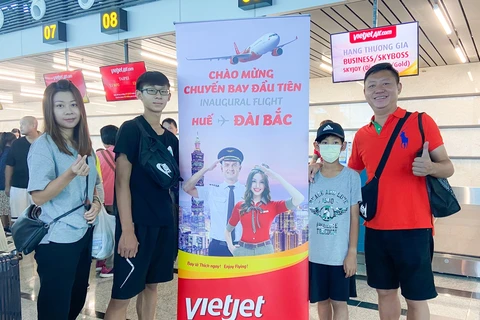 越捷将首批中国台湾游客送往顺化市富牌机场新航站楼 