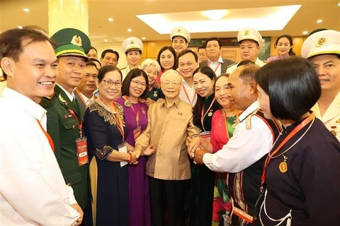 越共中央总书记阮富仲与学习胡伯伯榜样的全国模范代表会面