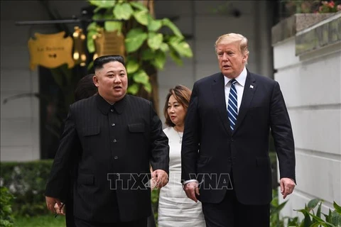 美国总统特朗普和朝鲜最高领导人金正恩一对一会晤后散步（组图）
