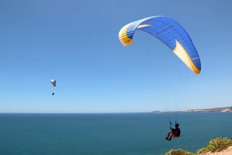 组图：平顺省颇具特色的海上极限运动--滑翔伞