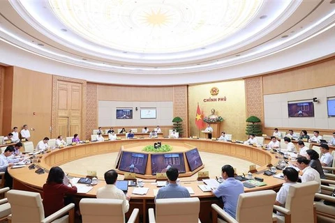 越南政府总理范明政主持召开7月政府例行会议