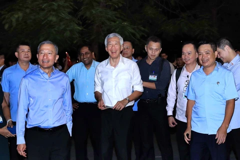组图：新加坡总理李显龙欣赏河内夜景