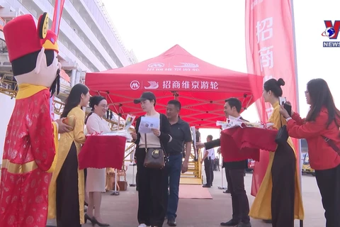 广宁省迎来2023年首批乘坐邮轮前来游览的中国游客