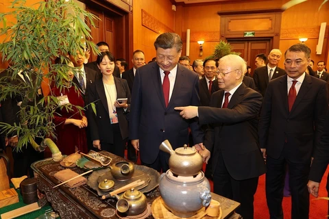 组图：阮富仲总书记与习近平总书记、国家主席共同进行茶叙