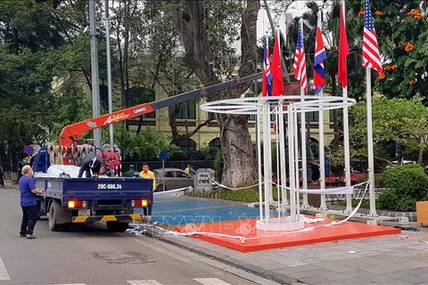  美朝领导人第二次会晤：河内市各条街道悬挂两国国旗 