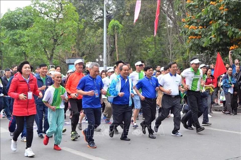 越南全国各地积极响应全民健身奥林匹克长跑日（组图）