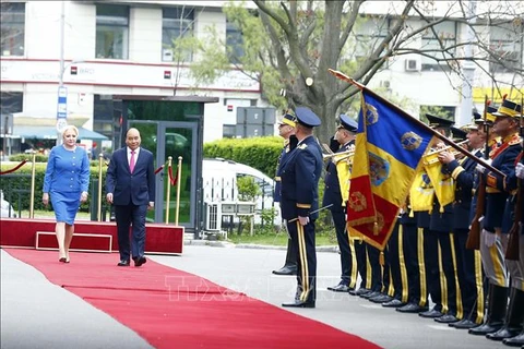 罗马尼亚总理登奇勒为越南政府总理阮春福举行欢迎仪式（组图）