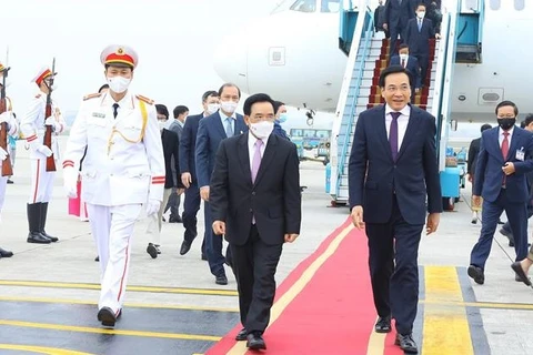老挝政府总理潘坎·维帕万抵达河内 开始对越南进行正式访问