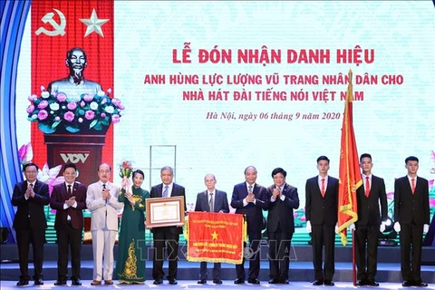 阮春福总理出席越南之声广播电台台庆75周年纪念典礼