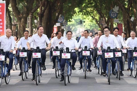 越南政府总理范明政与荷兰首相马克·吕特秋日骑行漫游河内