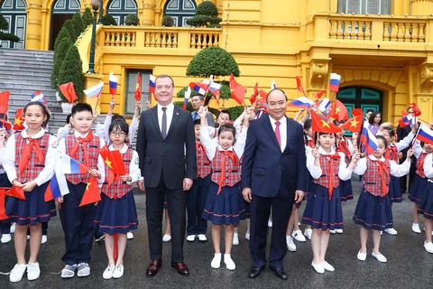 阮春福总理举行仪式欢迎俄罗斯联邦总理梅德韦杰夫访越（组图）
