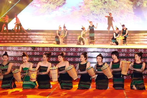 题为“织锦文化—精髓汇聚”的首届越南织锦文化节正式开幕（组图）