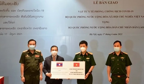越南国防部向老挝国防部捐赠医疗防疫物资