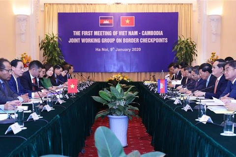 越柬陆地边境口岸混合工作组第一轮会议在河内召开