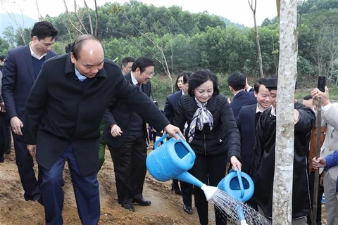 越南政府总理阮春福在安沛省发起“世代铭记胡伯伯功劳的植树节”活动