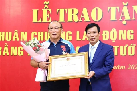 越南国家男子足球队主教练朴恒绪荣获二级劳动勋章