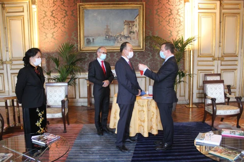 越南驻法国大使阮涉荣获法国总统的北斗倍星勋章