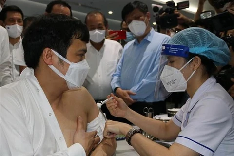 越南政府常务副总理张和平出席胡志明市新冠疫苗接种计划启动仪式