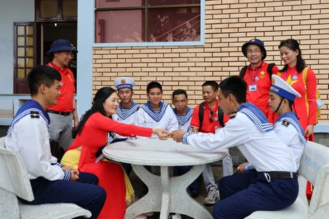 通过越南语课凝聚对祖国家乡海岛的热爱 