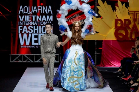 越南设计师阮进砖的“The Drama Queen”神秘花园服装秀（组图）