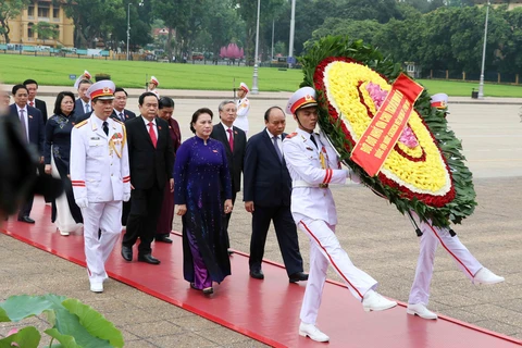 越南第十四届国会第七次会议：国会代表拜谒胡志明主席陵墓（组图）