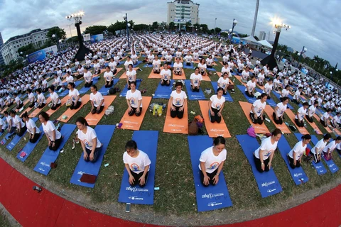 1200人参加岘港市集体瑜伽表演（组图）