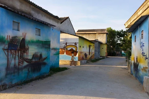 越南旅游：承天顺化省渔美盛渔村美丽的农舍壁画（组图）