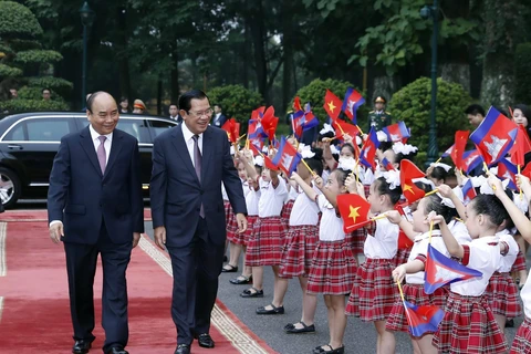 柬埔寨首相洪森对越南进行正式访问（组图）