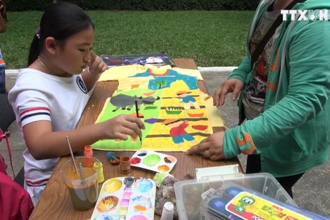 青年儿童通过绘画活动体现对传统奥黛之爱