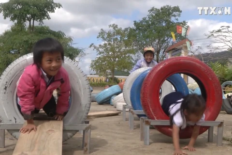 边防部队巧手改造旧轮胎 贫困儿童有新乐趣