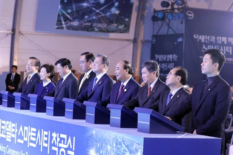 组图：阮春福总理出席韩国釜山生态三角洲智慧城动工仪式
