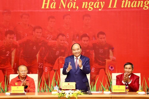 组图：阮春福总理表彰奖励荣获第30届东运会冠军的越南男女足球队