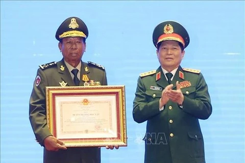 越老柬国防部领导和各集体及个人荣获三国的勋章