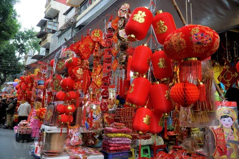 组图：马行街红色装饰品琳琅满目 洋溢着春节喜庆氛围