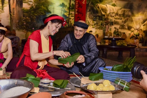 组图：国际友人学包粽子和体验越南传统春节