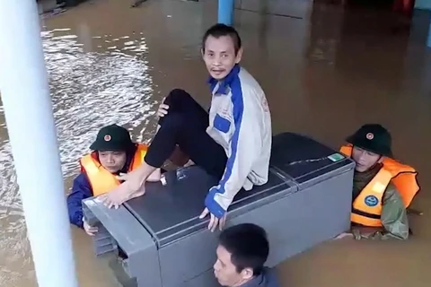 广平省各阶层人民全力应对暴雨洪涝灾害