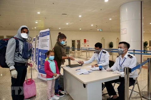 组图：入境越南的旅客必须填写《健康申报表》