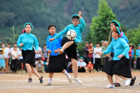 组图：来广宁省平辽县看山泽族女性同胞踢足球