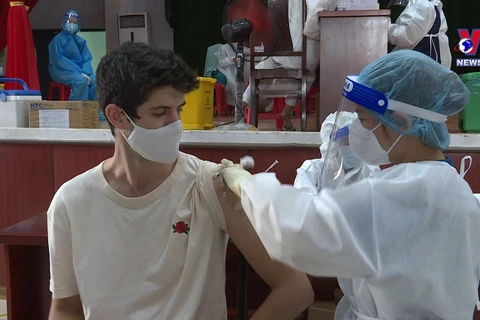 岘港市为外国人和侨胞接种新冠疫苗