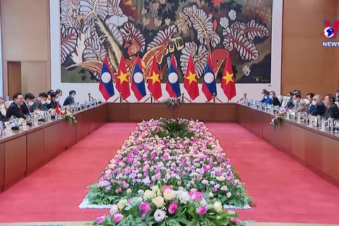 王廷惠主席与老挝国会主席赛宋蓬•丰威汉举行会谈