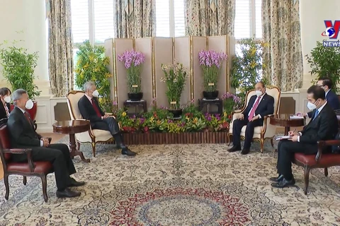 越南国家主席阮春福与新加坡总理李显龙举行会谈